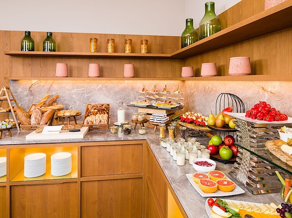 Erdbeer-Palatschinke mit Topfenmousse gefüllt